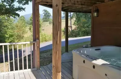 hot tub at foothills fixation cabin