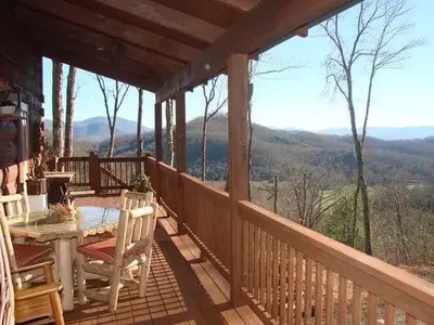 Table and chairs on the deck of the Rustic Retreat cabin in Murphy, NC.