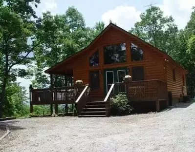 The exterior of the Golden Ridge cabin in Murphy NC.