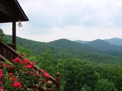 Incredible scenery sorrounding a Murphy NC cabin with mountain views.