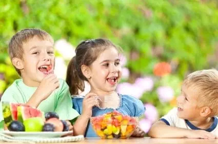 kids eating outdoors